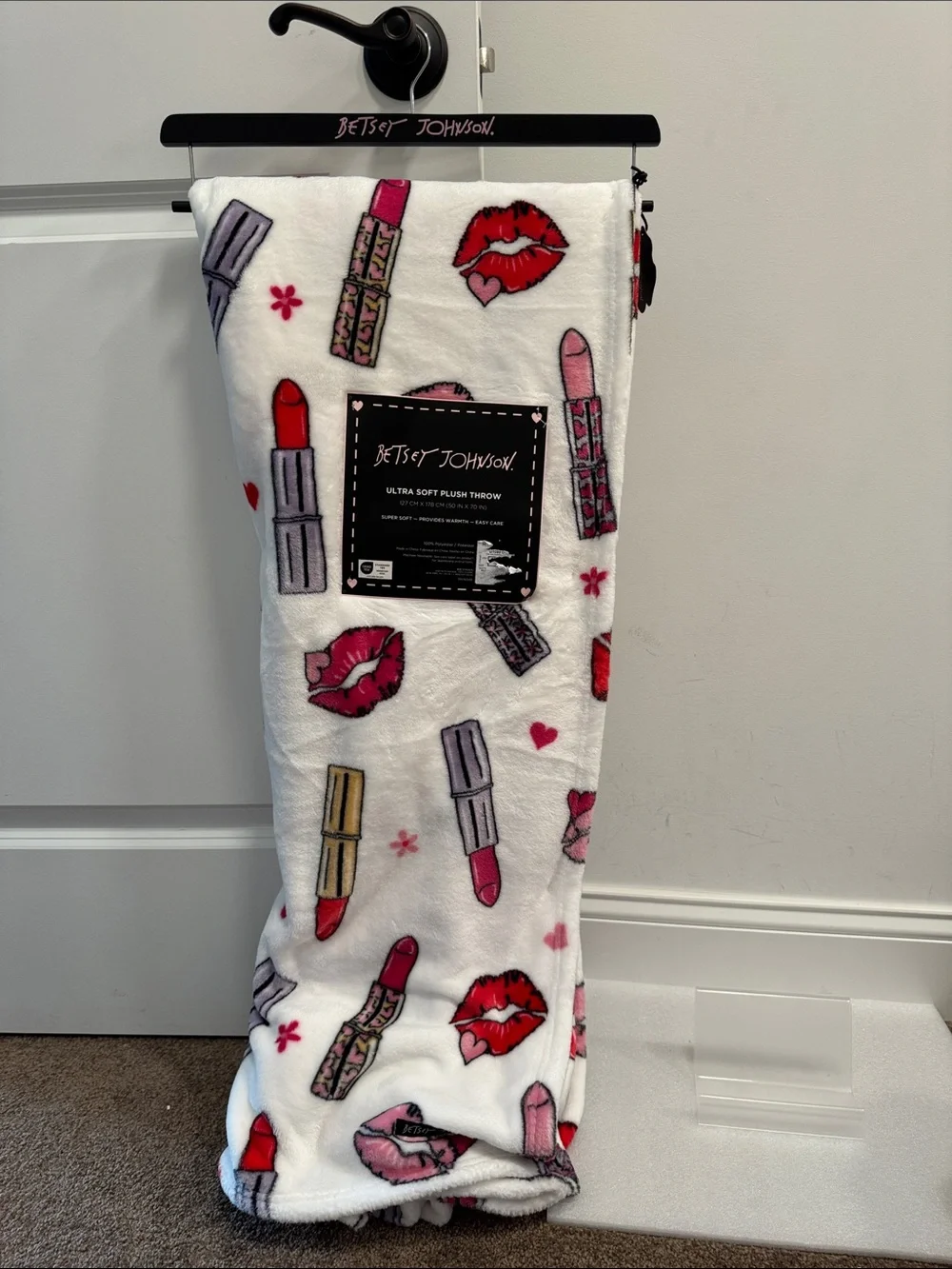 Betsey Johnson Lipstick + Kiss lips plush throw blanket 50” x 70” NWT